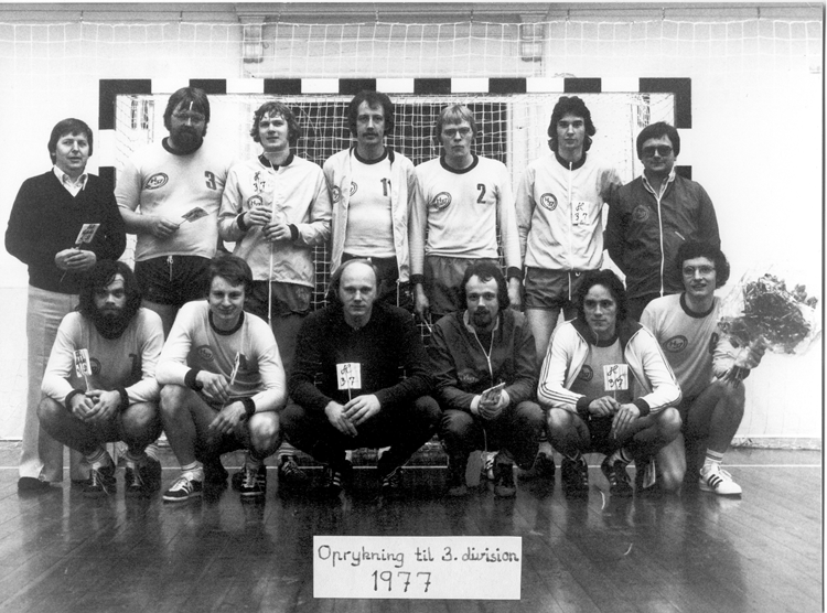 1. holdet anno 1977, der sikrede klubben oprykning til 3. division st efter kampen mod Mrkv KFUM i Idrtshuset